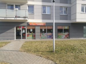 Sklep Visvitalis przy ul. Braille'a 2. Widok od strony parkingu