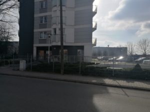 Sklep Visvitalis przy ul. Braille'a 2. Widok od strony ulicy Braille'a