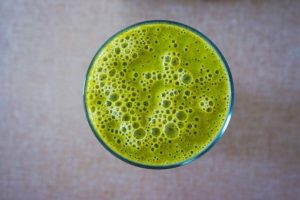 Sok z zielonego jęczmienia jest pyszny z dodatkiem banana lub innych owoców